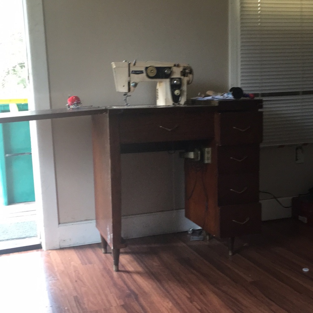 Sewing machine - Picture 2 of 6